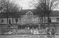 GENOUILLY Place de la Mairie et Ecole